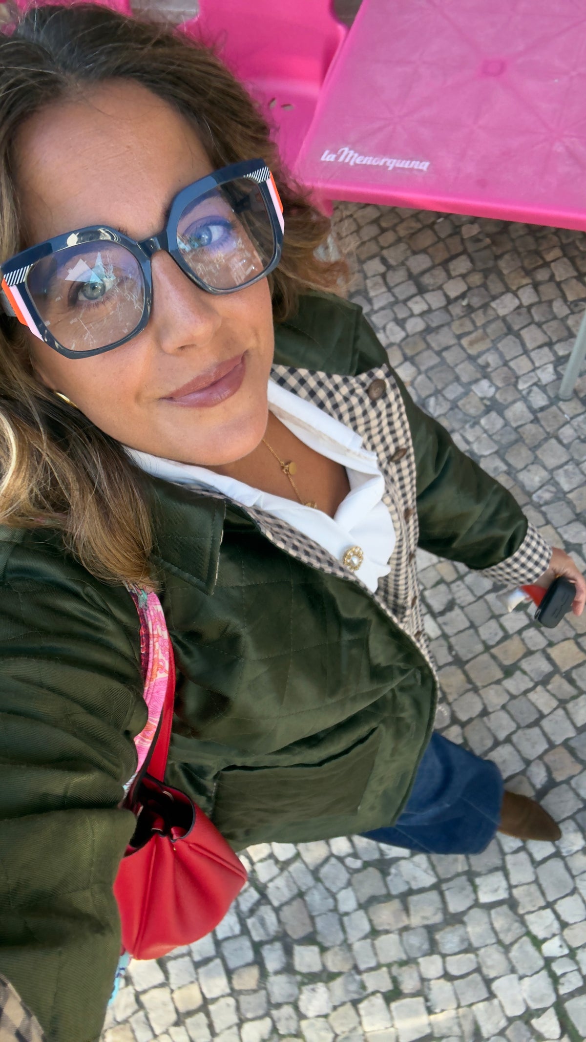 Carmo com o Casaco Vitória verde, fotografia ao natural na rua