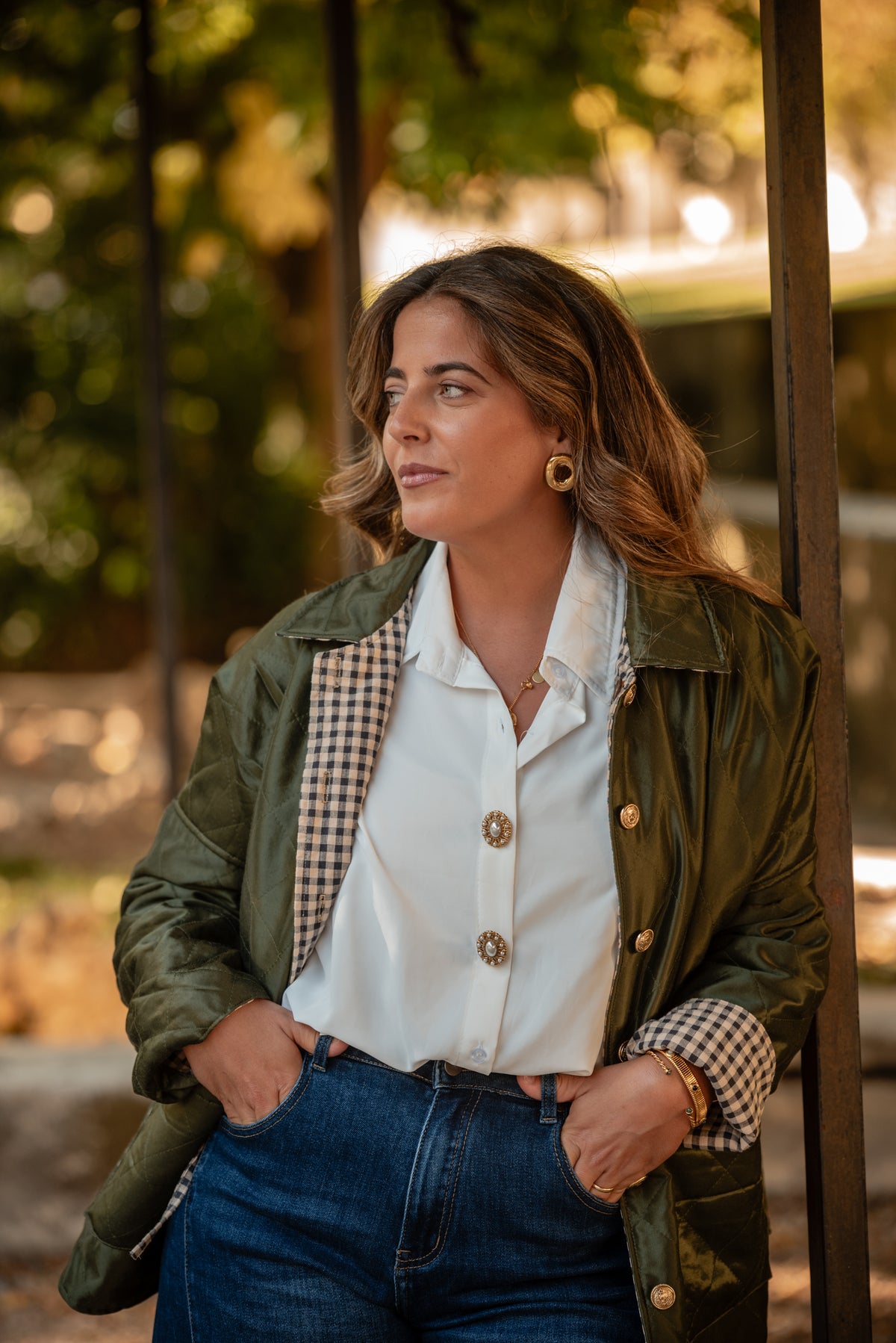 Carmo com o Casaco Vitória verde e a camisa branca com as capas de botões douradas