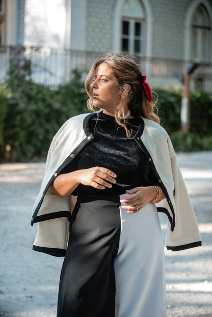 Carmo com as Calças Vera preto e branco e um casaco pelos ombros