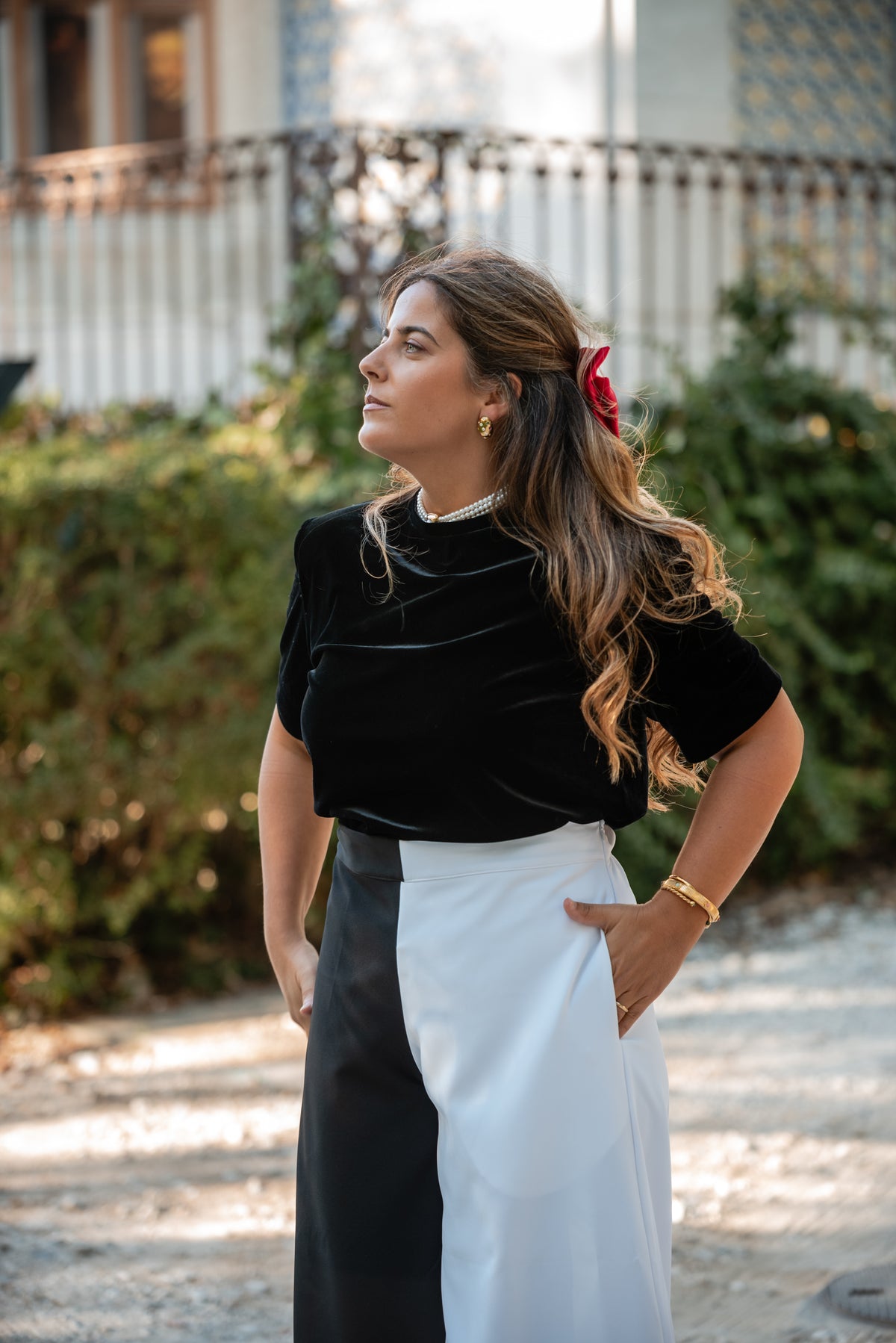 Carmo com as Calças Vera preto e branco, de perfil