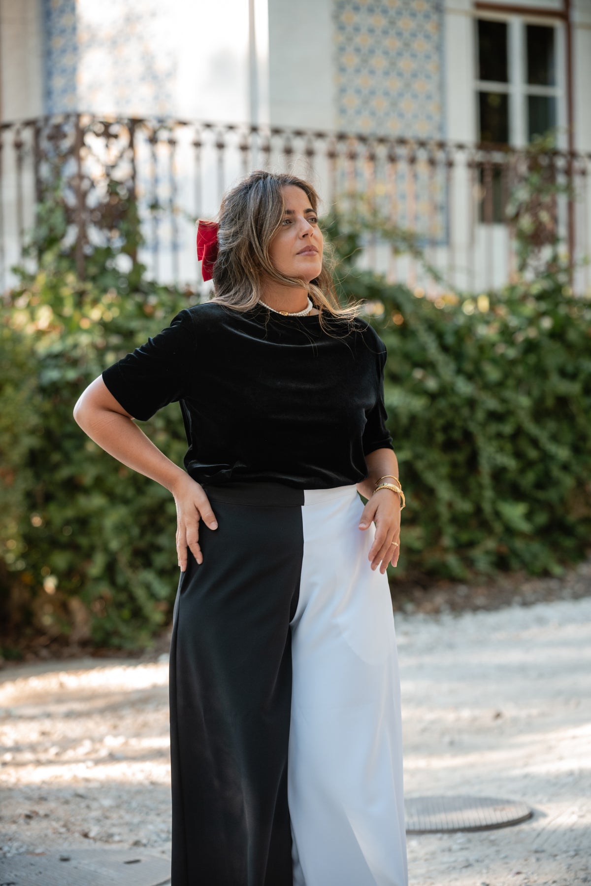 Carmo com as Calças Vera preto e branco, mão na anca