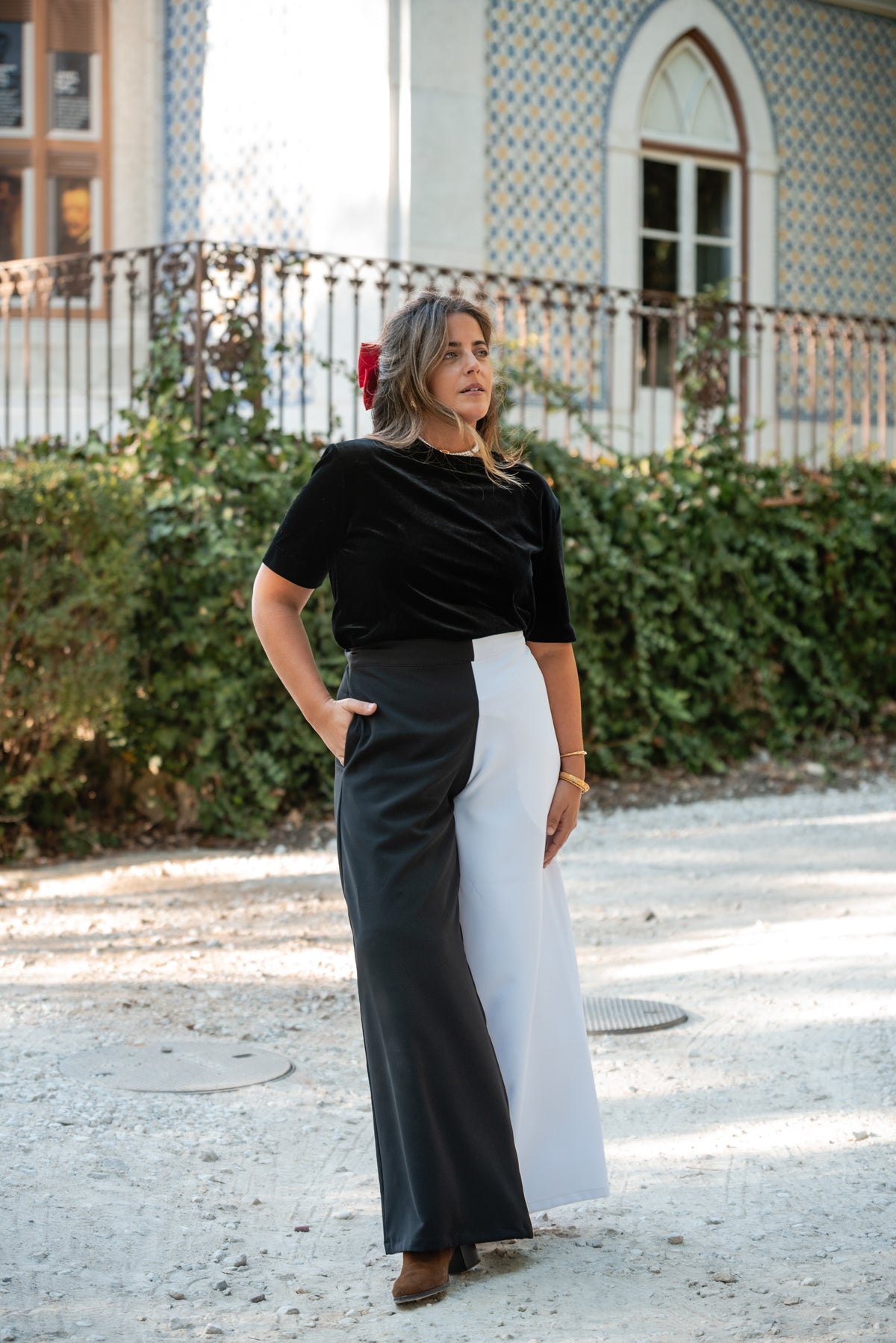 Carmo com as Calças Vera preto e branco, perna muito larga, corpo inteiro