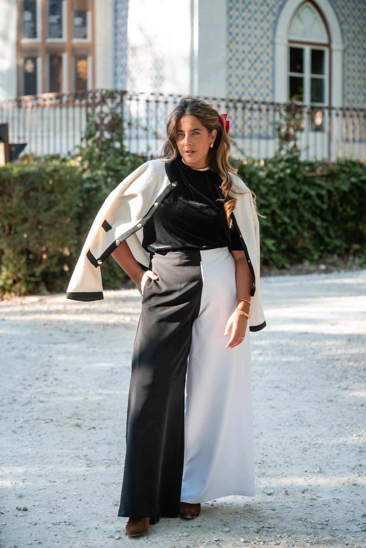 Carmo com as Calças Vera preto e branco, vista de frente, corpo inteiro