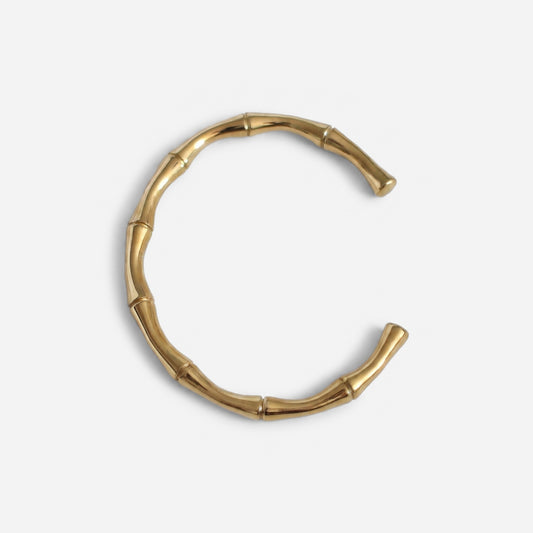 Pulseira Bambu Dourada, fotografia de estúdio em fundo cinza-claro
